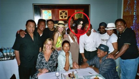 É Michael Jackson nesta foto?! Famyz3dq65b15d