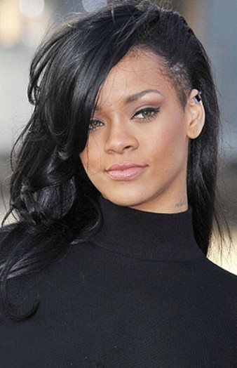 Pai da Rihanna teme que a filha termine como Whitney Houston Rihanna-cabelo-preto