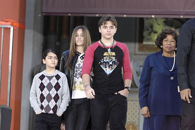 Advogados dos Jacksons reclamam sobre interrogatório com os filhos de Michael Jackson Untitled28