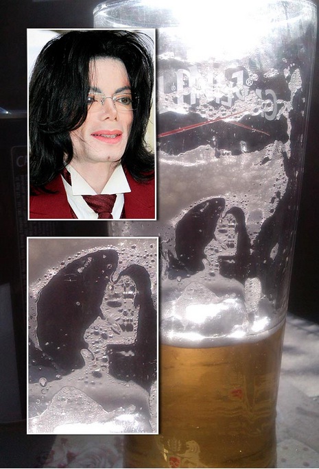 Rosto de Michael Jackson apareceu em copo de cerveja Michael-jackson