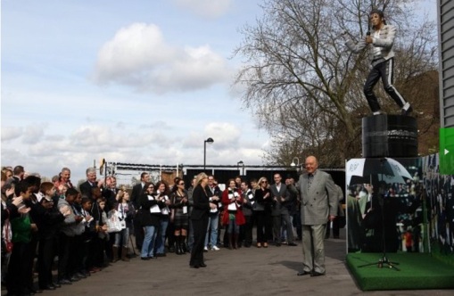 Estátua de Michael Jackson é retirada do estádio Fulham Estc3a1tua-fulham-2