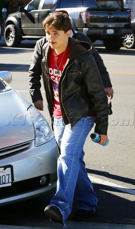 Prince Jackson passeando em Beverly Hills 47f25-semt25c325adtulo22