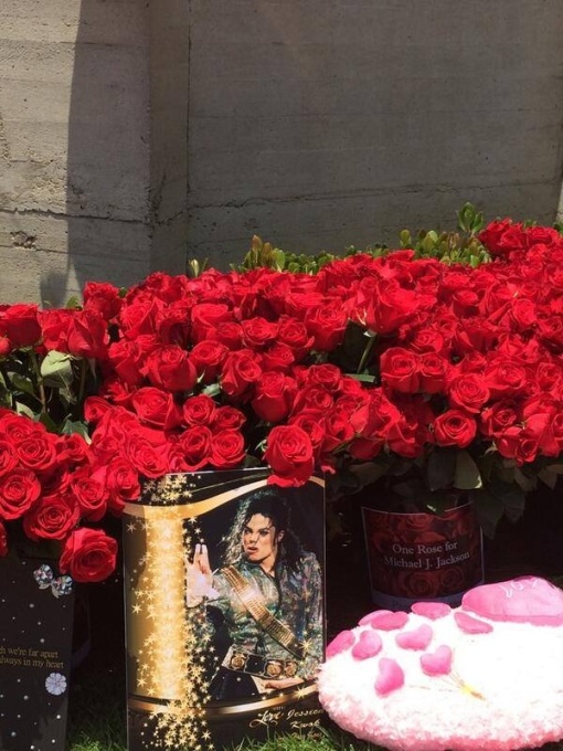 Homenagem para Michael Jackson: 15,627 rosas decoram o Cemitério Mj-forest-25-06-14-11